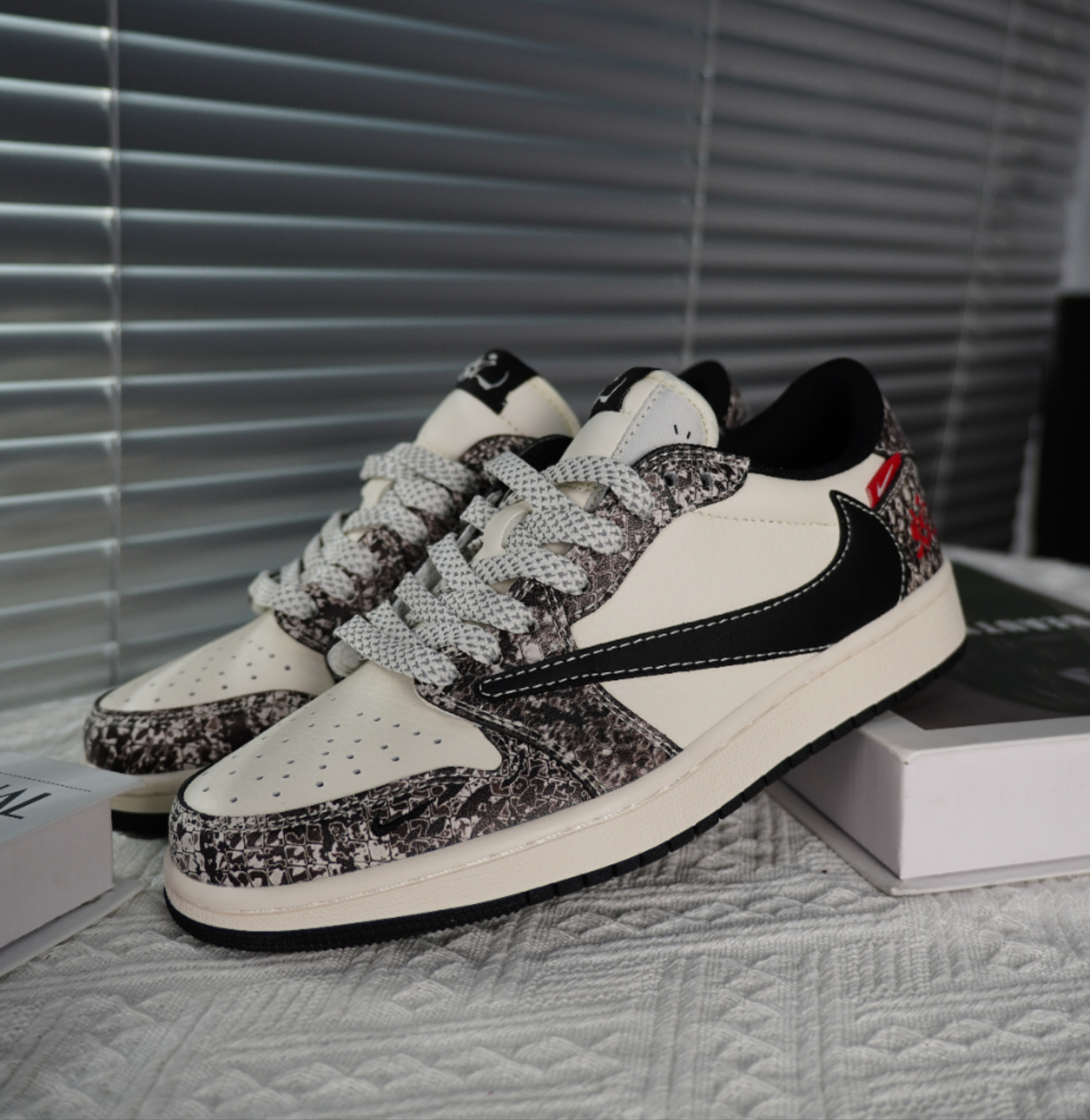 NIKE/耐克Aj1白黑蛇年限定款男女同款倒勾潮鞋【定制球鞋】