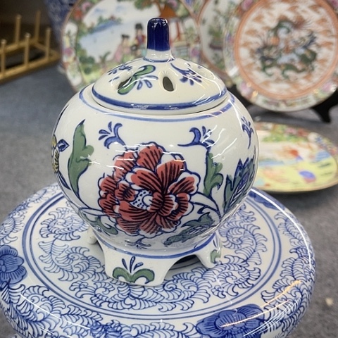摆件陶瓷制品摆件、粉彩手绘熏香炉