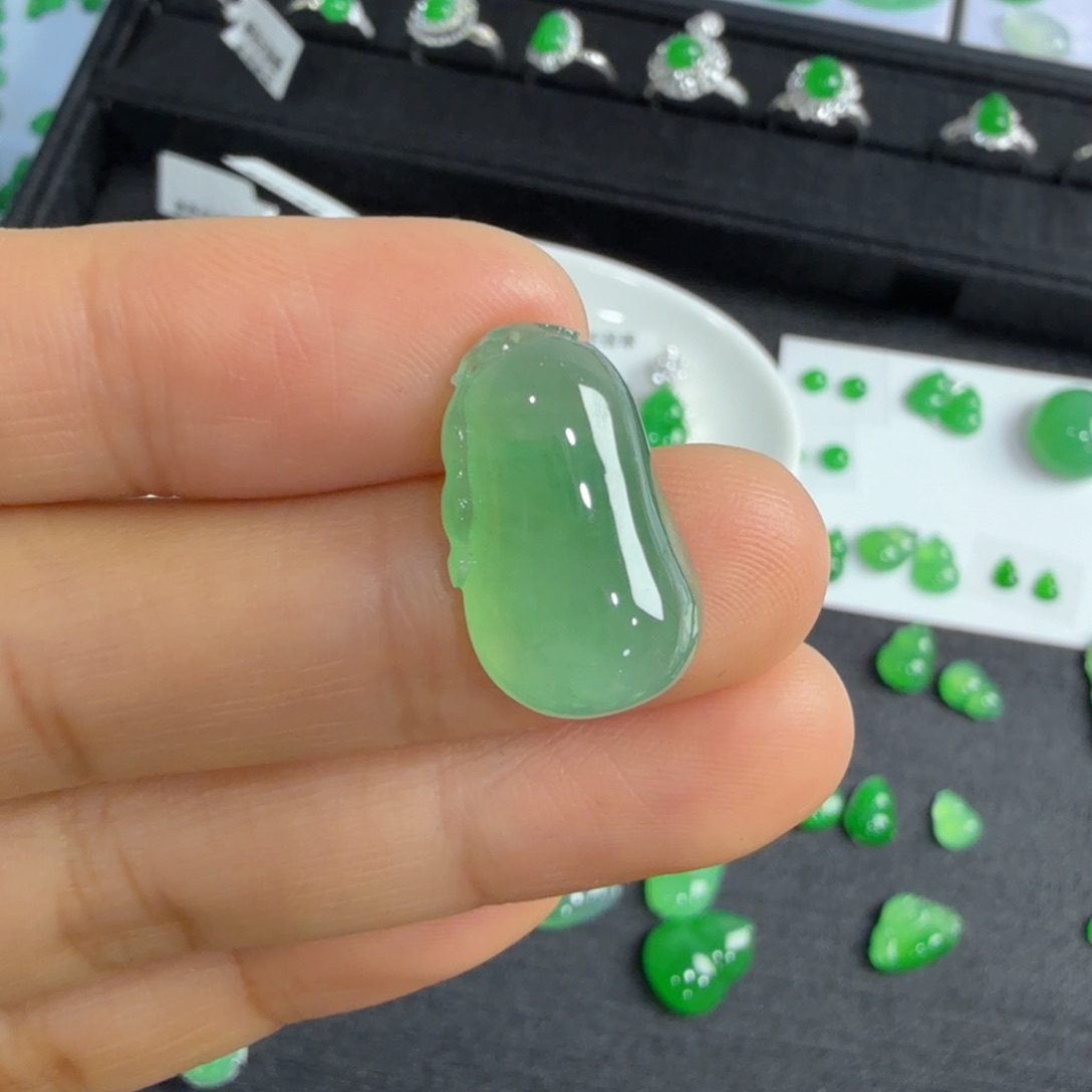 翡翠颈饰未镶嵌福瓜