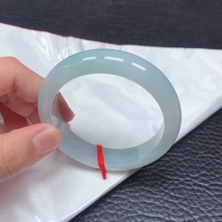 翡翠手镯未镶嵌。