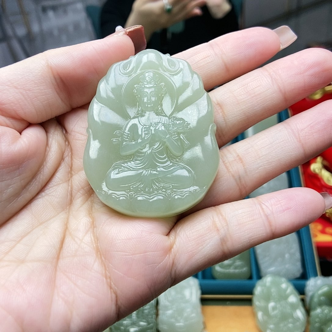 和田玉颈饰未镶嵌千****球