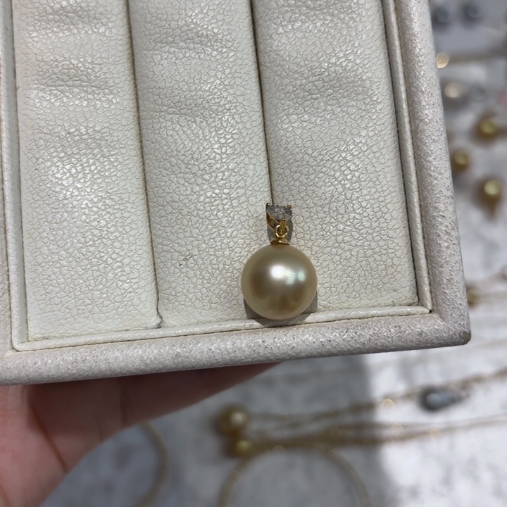 颈饰18K金镶嵌海水珍珠