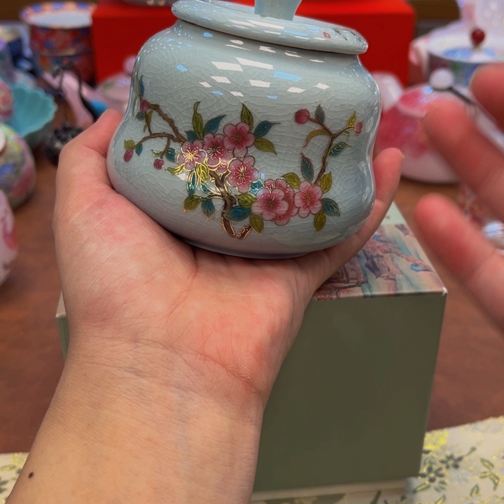 花花绿绿地在火山直播分享视频