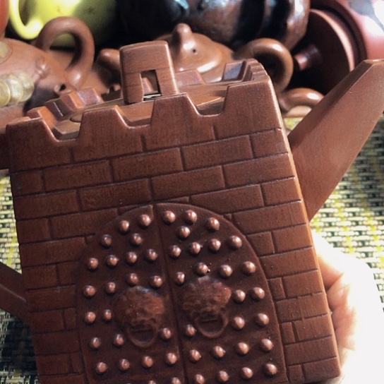 紫砂茶壶圆光泥料手工制作的紫砂壶。