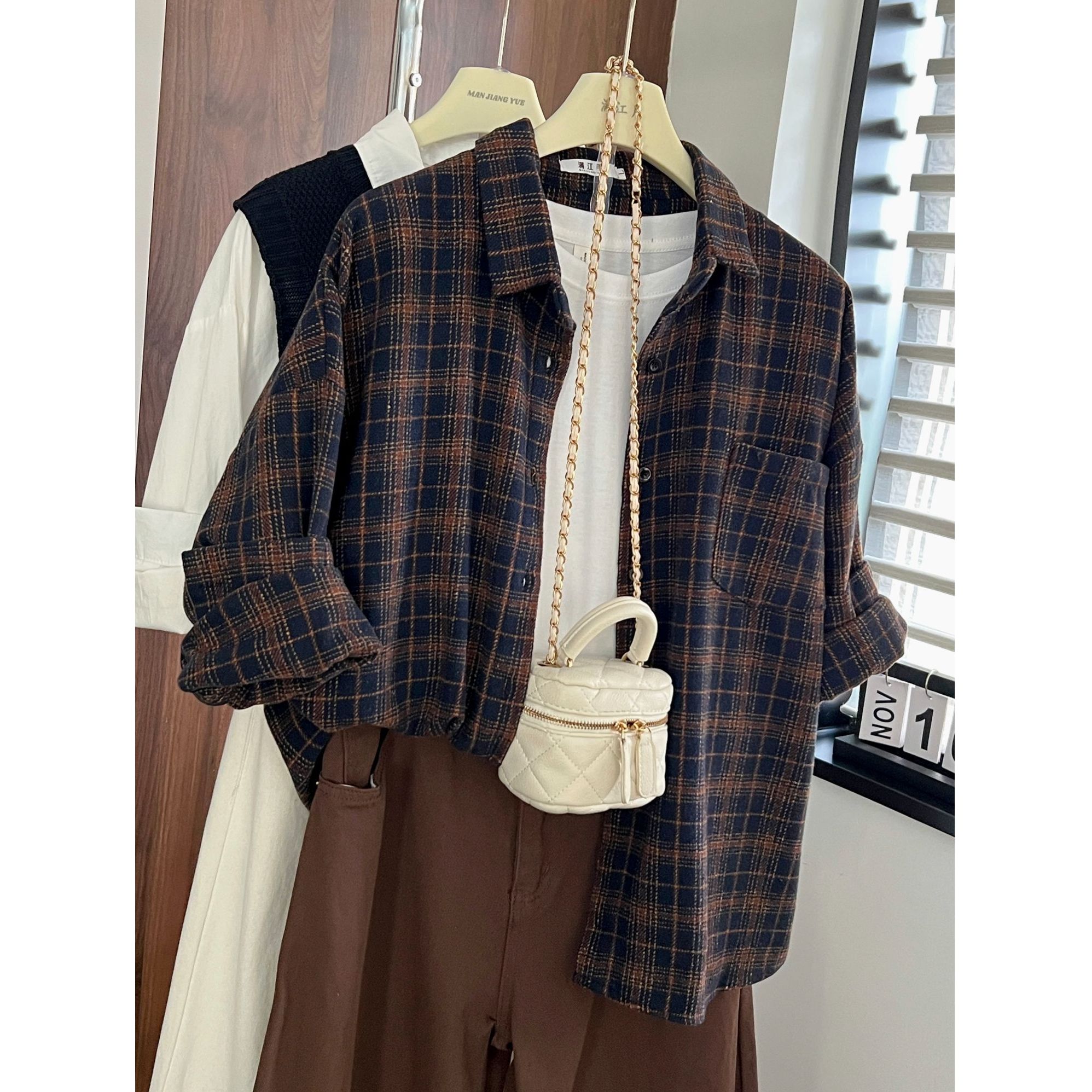 2025休闲藏青色磨毛格子衬衫外套女秋冬复古宽松显白百搭长袖衬衣