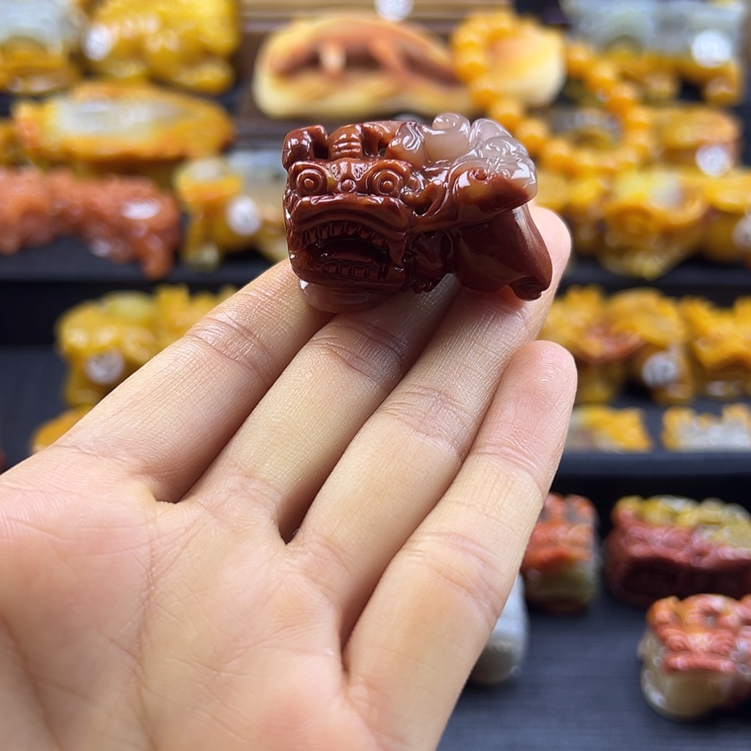 石英质玉（黄龙玉）未镶嵌颈饰