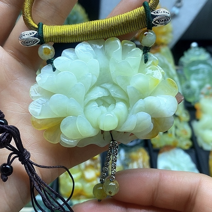 蛇纹石玉挂件未镶嵌