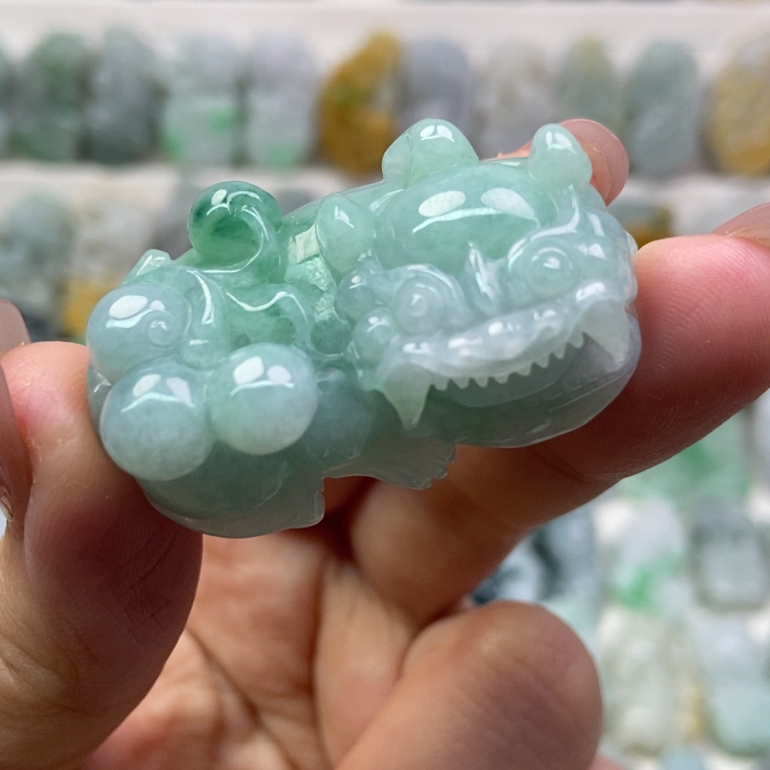 翡翠吊坠(赠链)未镶嵌