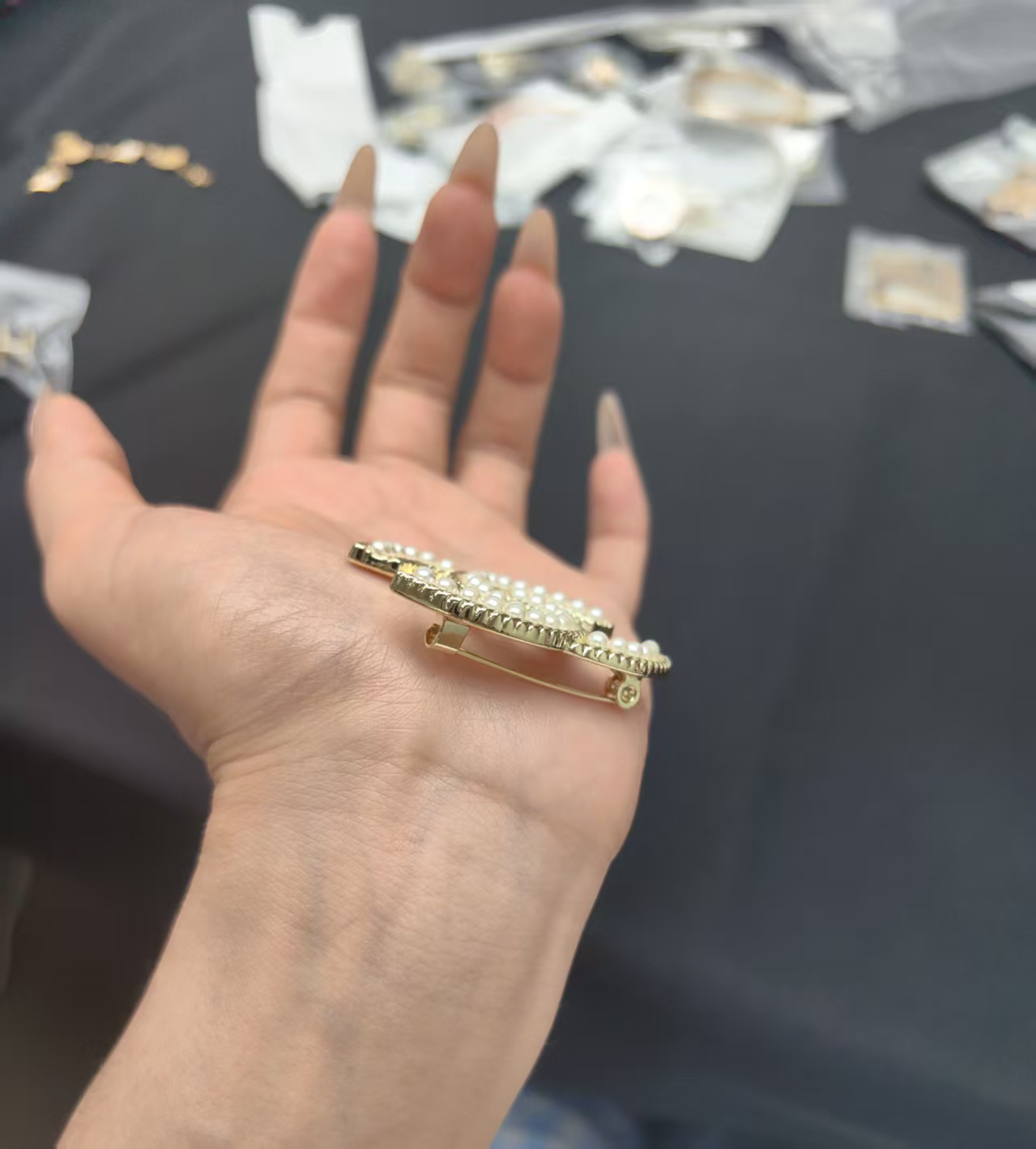 铜合金胸针  简约高级感字母胸针196