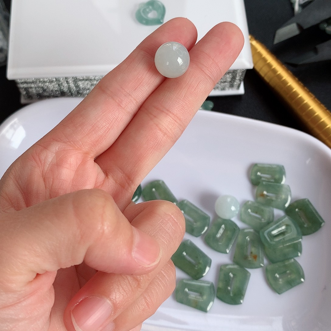 颈饰未镶嵌翡翠烦***吴珠子