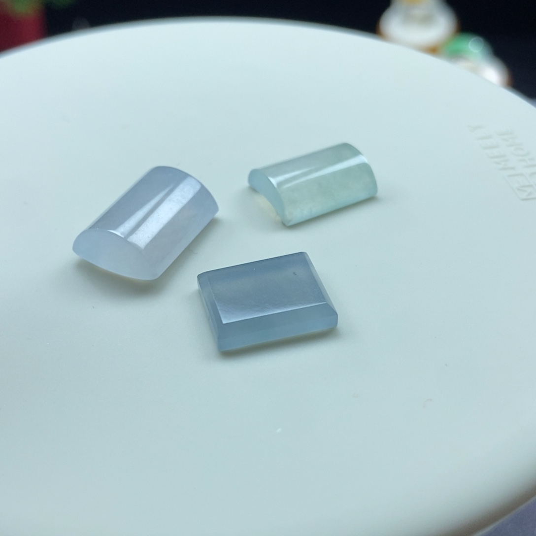 翡翠颈饰未镶嵌翡翠冰方块，随机发一个