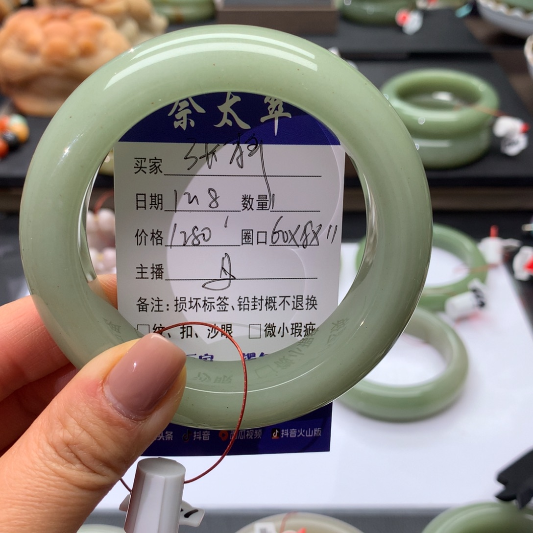 张***静石英质玉未镶嵌手镯