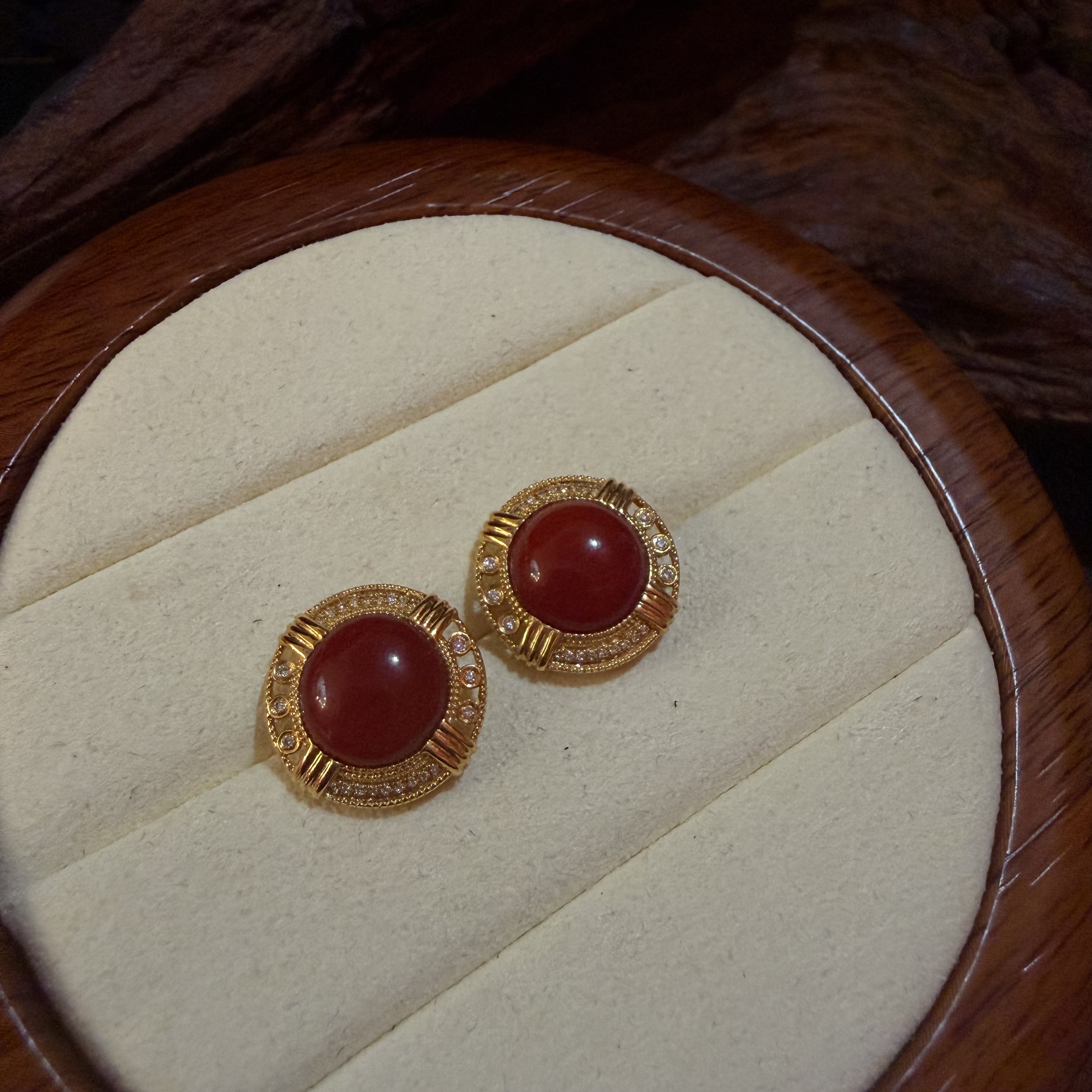  碧海丹心-阿卡赤血珊瑚18k金耳钉（一对）-27111