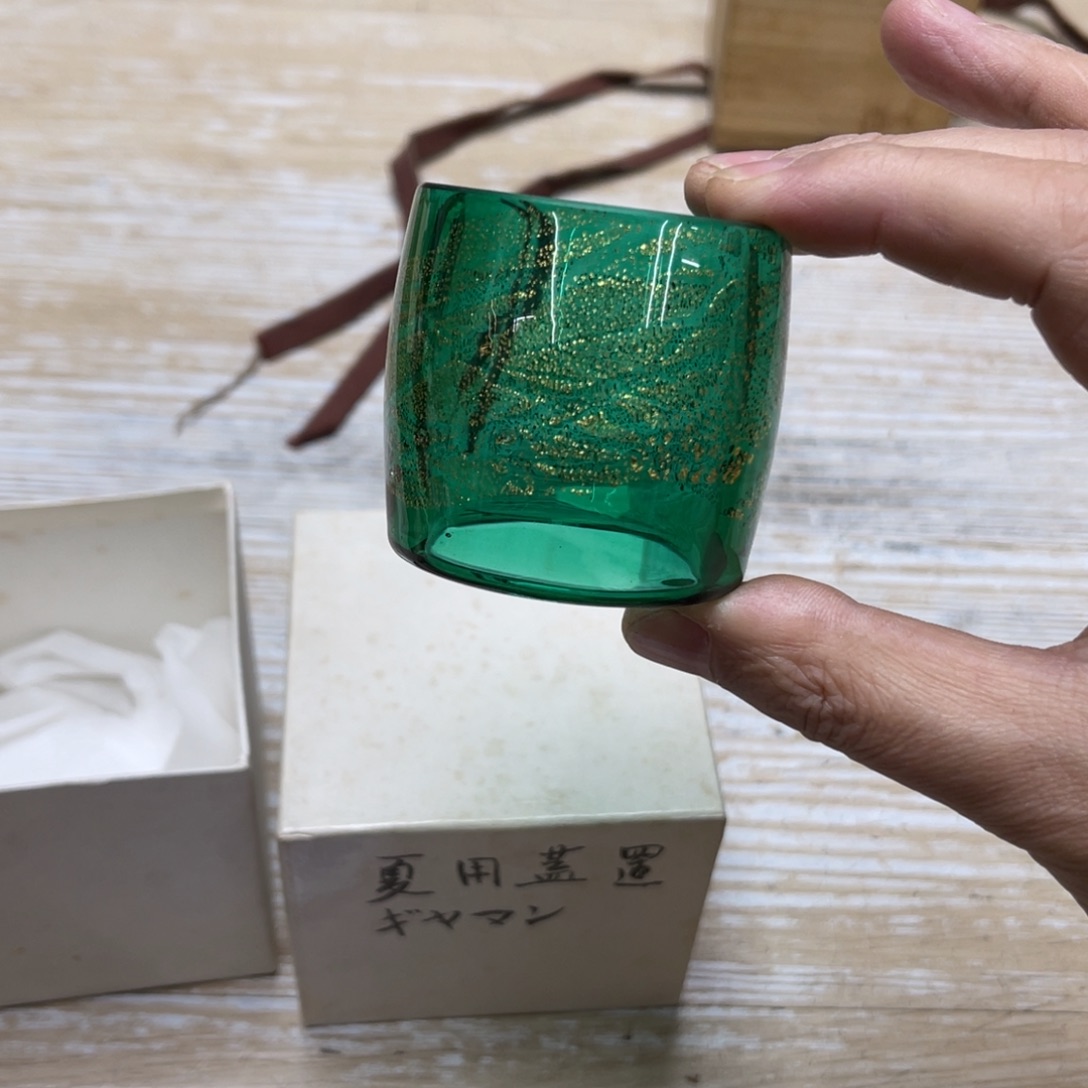 瓷片密密麻麻地排列着一个