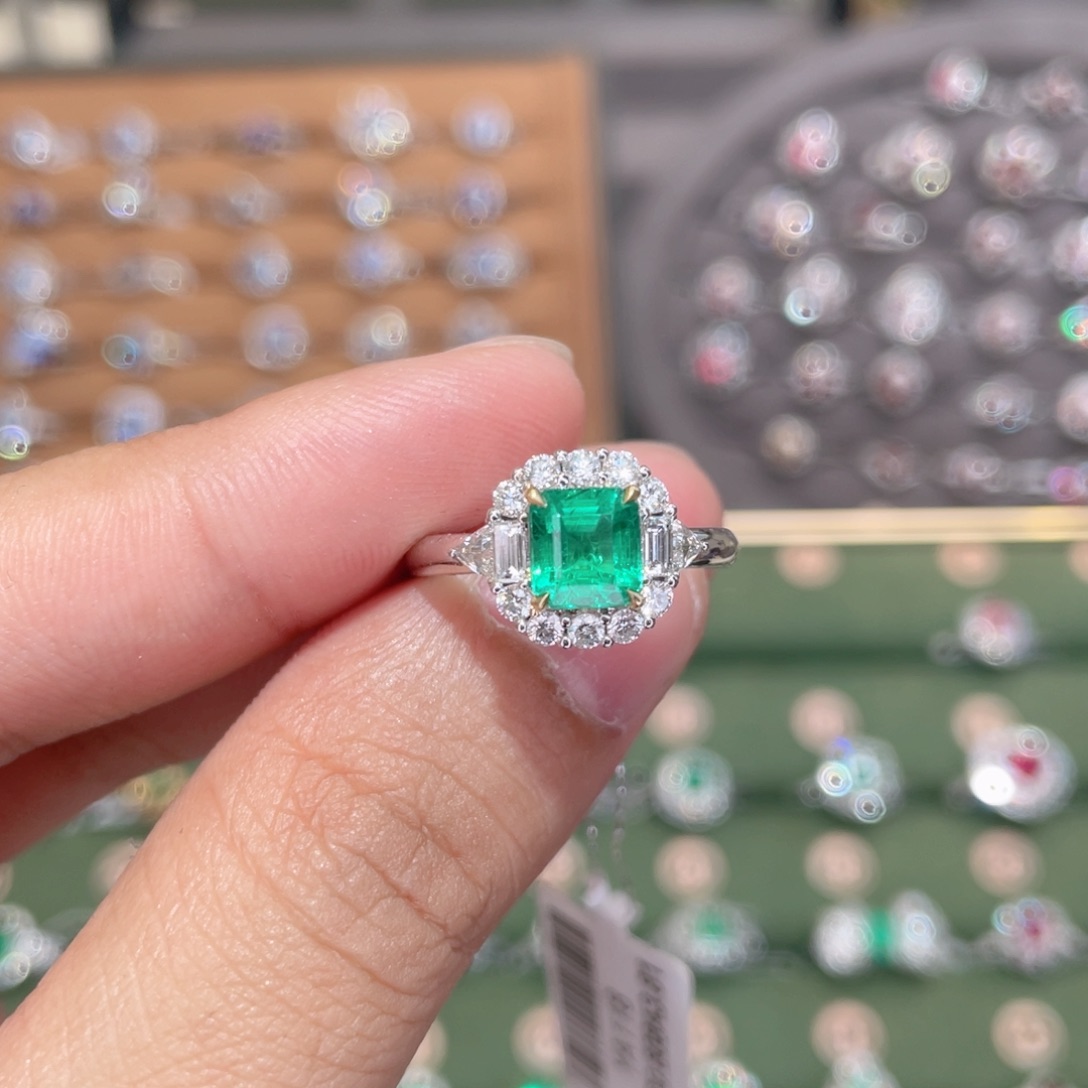 祖母绿戒指18K金镶嵌啦**啦1.45ct 