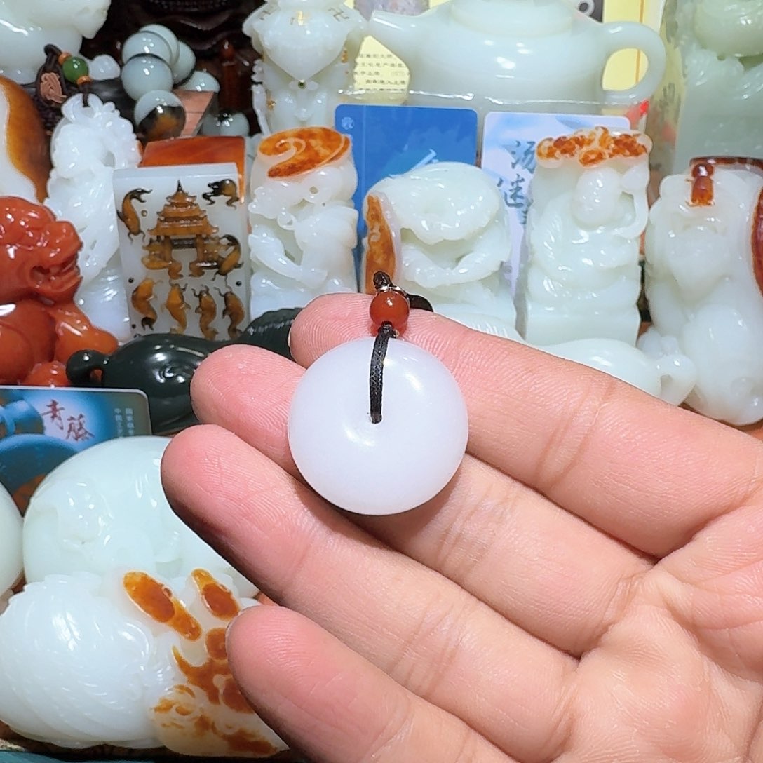 未镶嵌透闪石质玉挂件甜*蜜