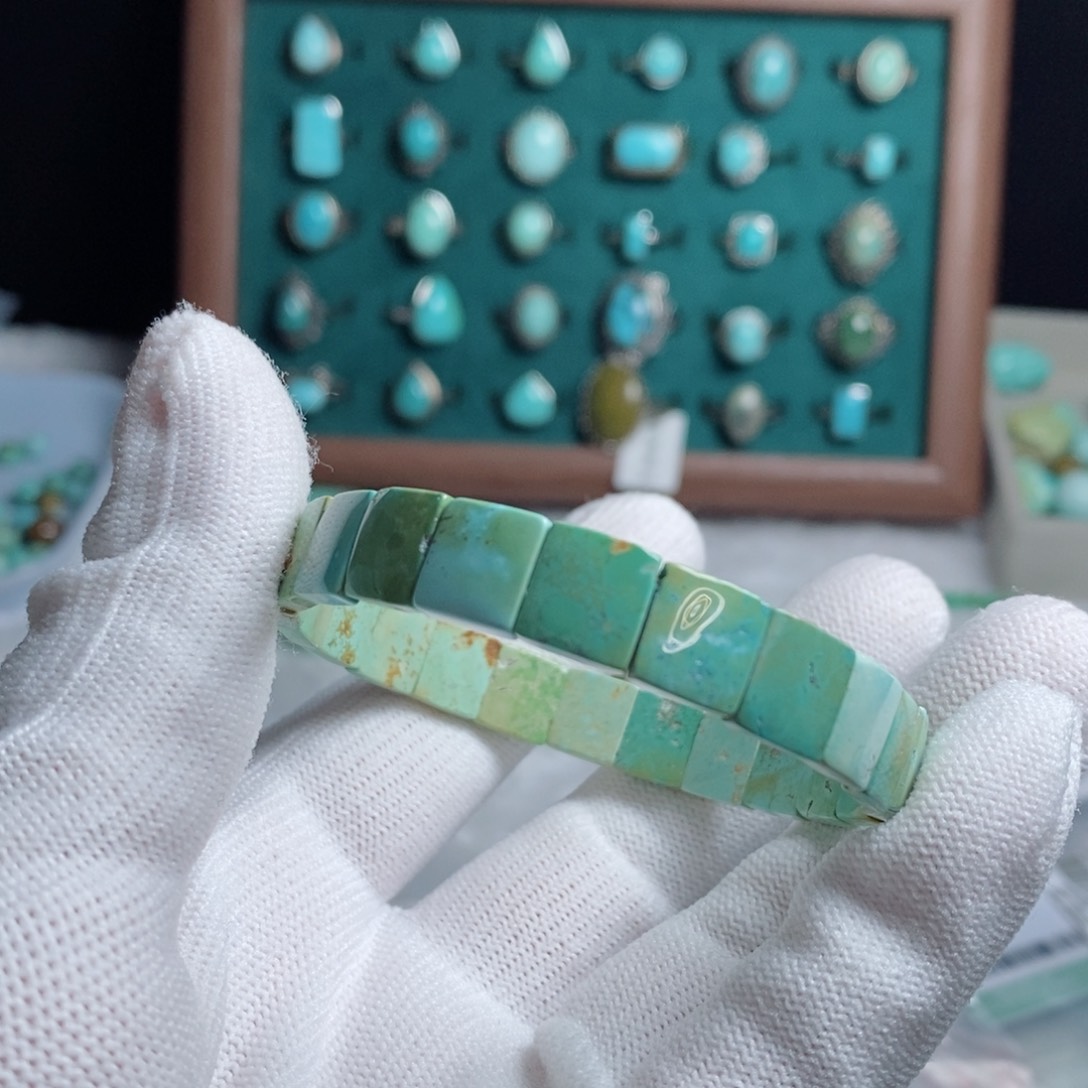 绿松石颈饰未镶嵌