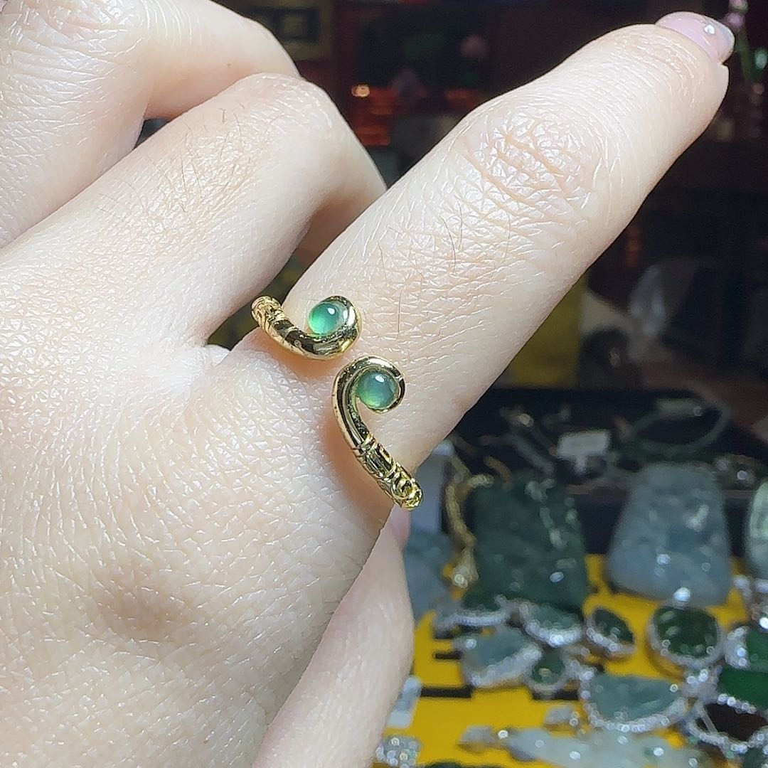 颈饰未镶嵌翡翠戒指