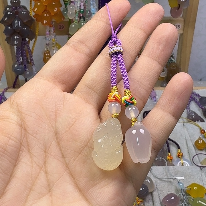 手机挂件福利款小貔貅，玉兰花浅紫色绳