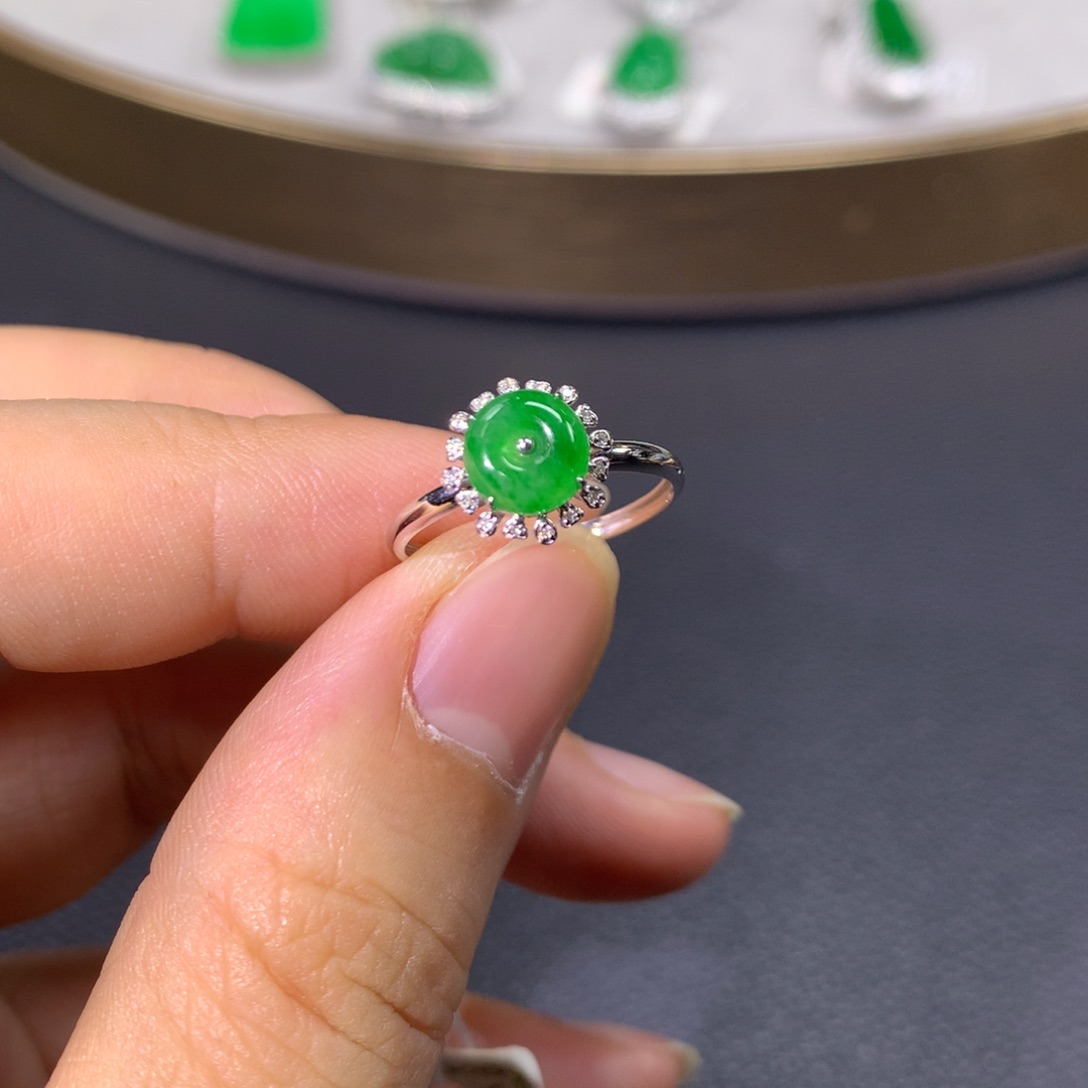 翡翠戒指18K金镶嵌翡翠