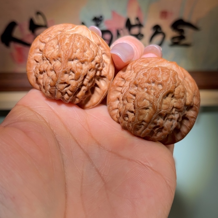 文玩核桃吊坠血麒麟