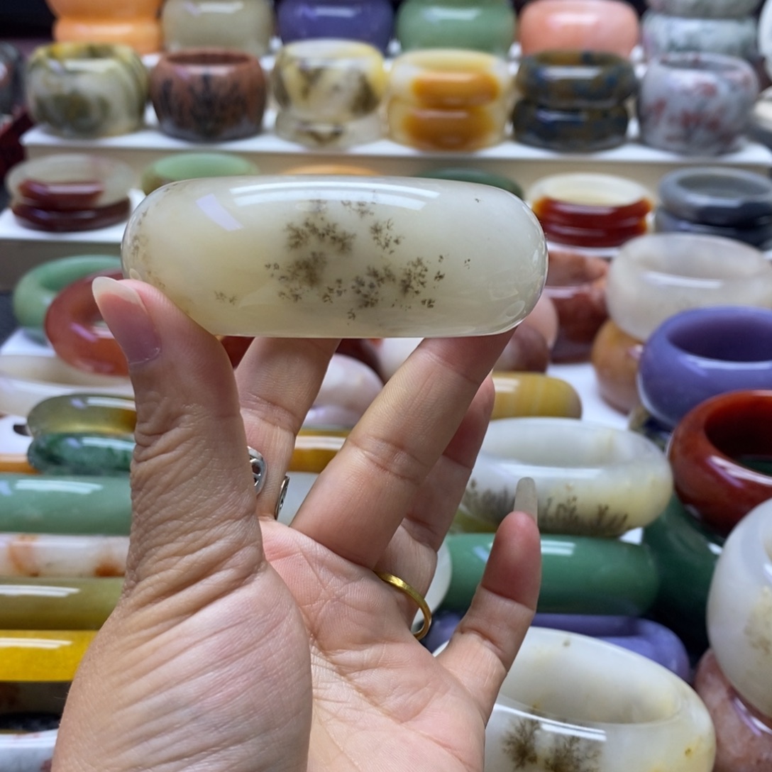 红***叶石英质玉未镶嵌手镯