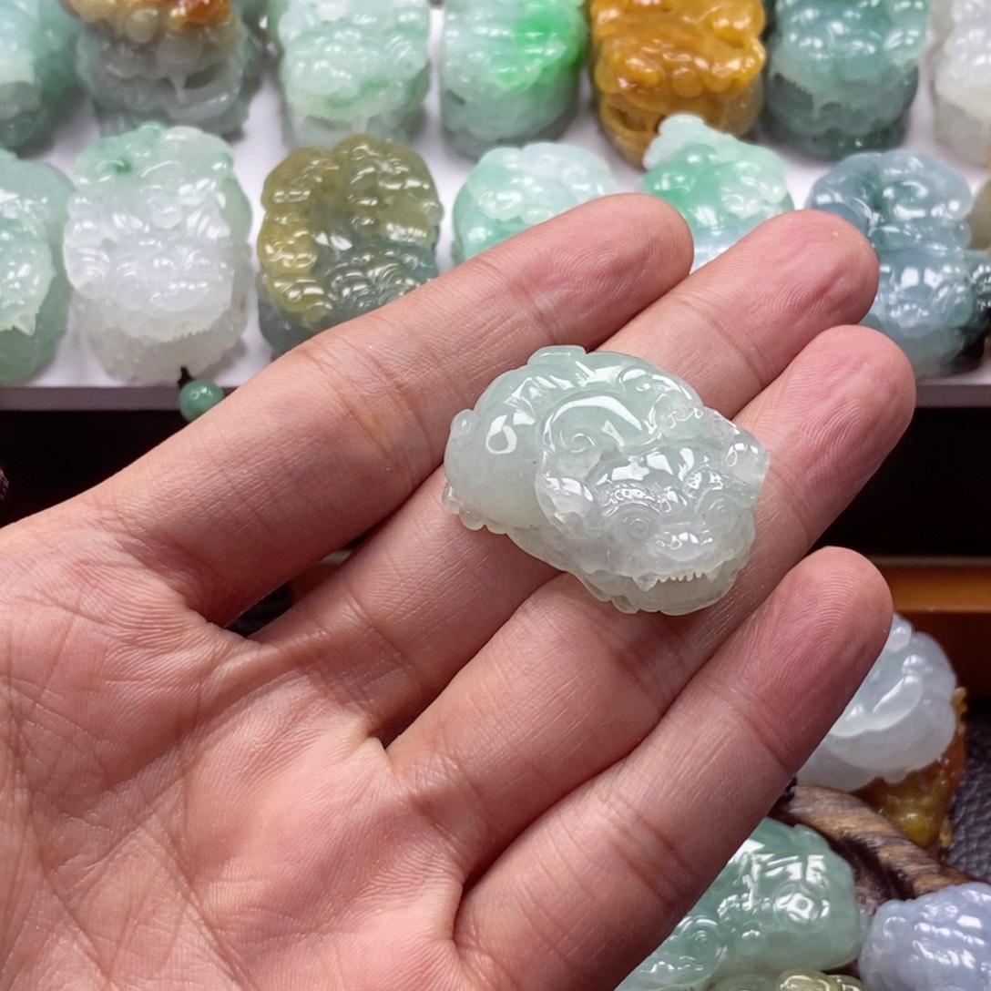 翡翠未镶嵌颈饰貔貅