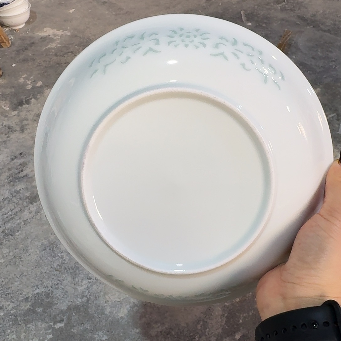 白瓷景德镇8英寸盘微瑕无底款两个画片不定青