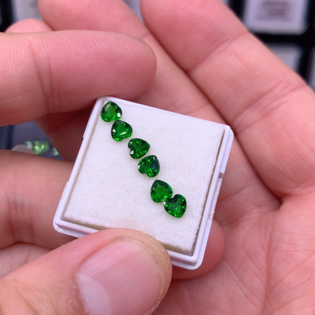 透辉石6颗心4裸石未镶嵌