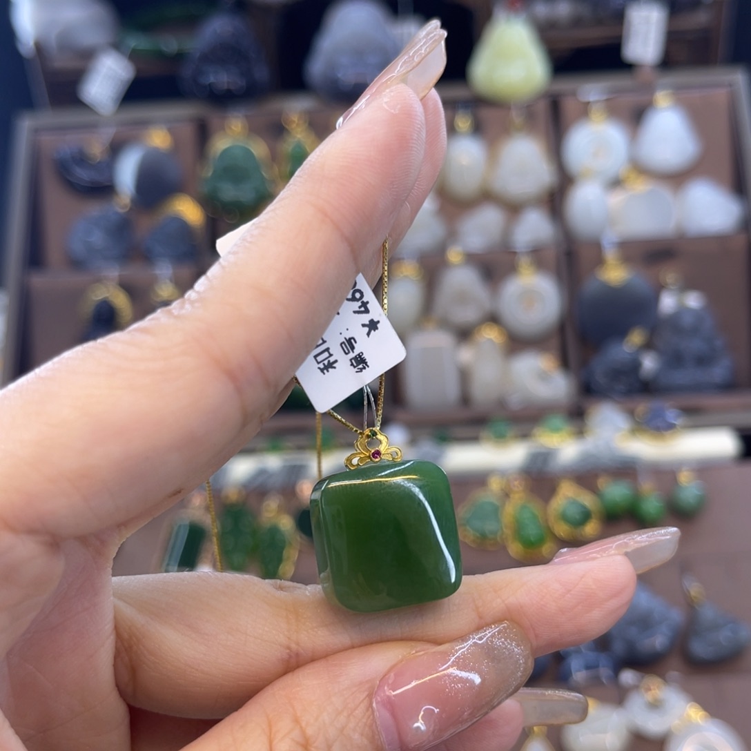 和田玉吊坠18K金镶嵌