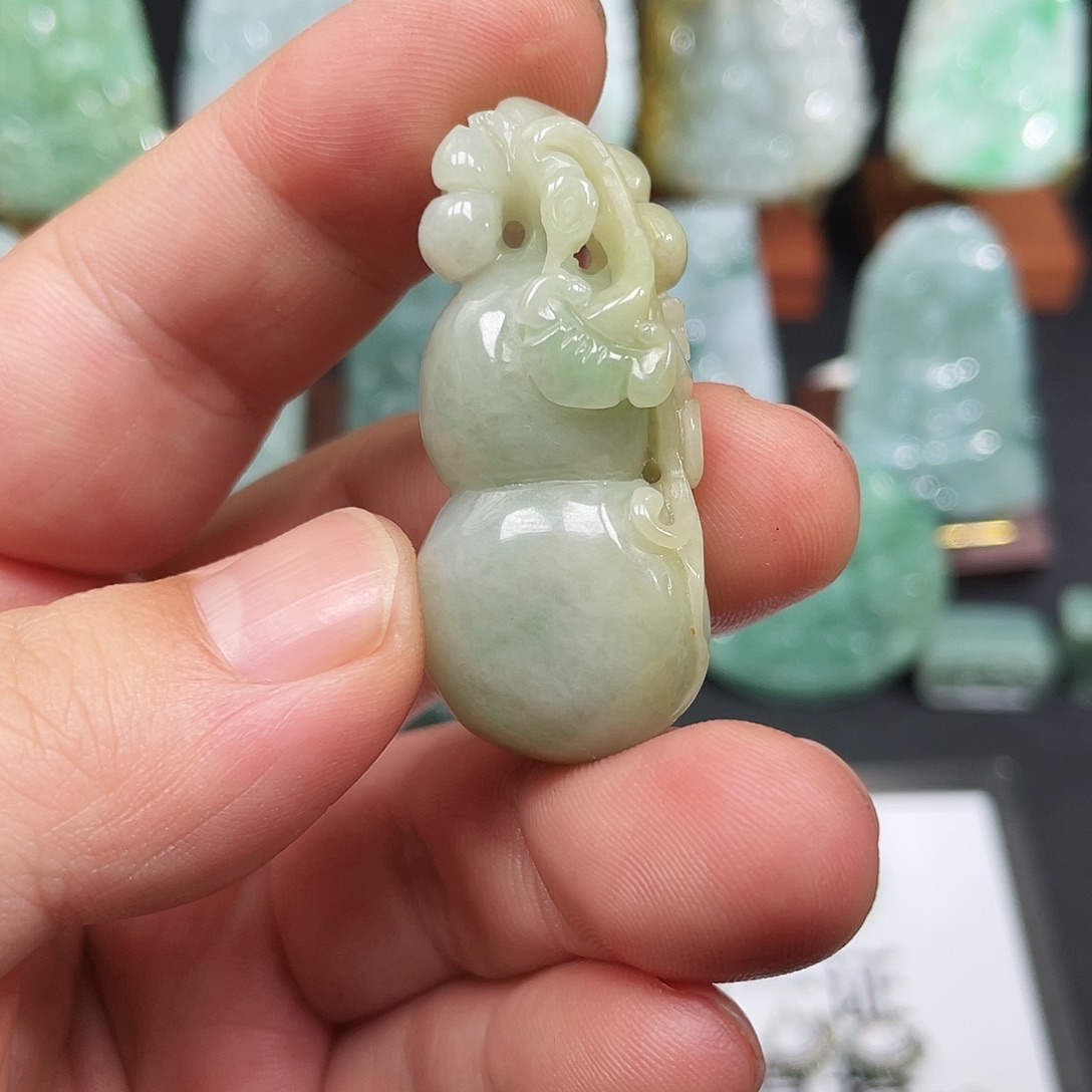 翡翠未镶嵌颈饰葫芦