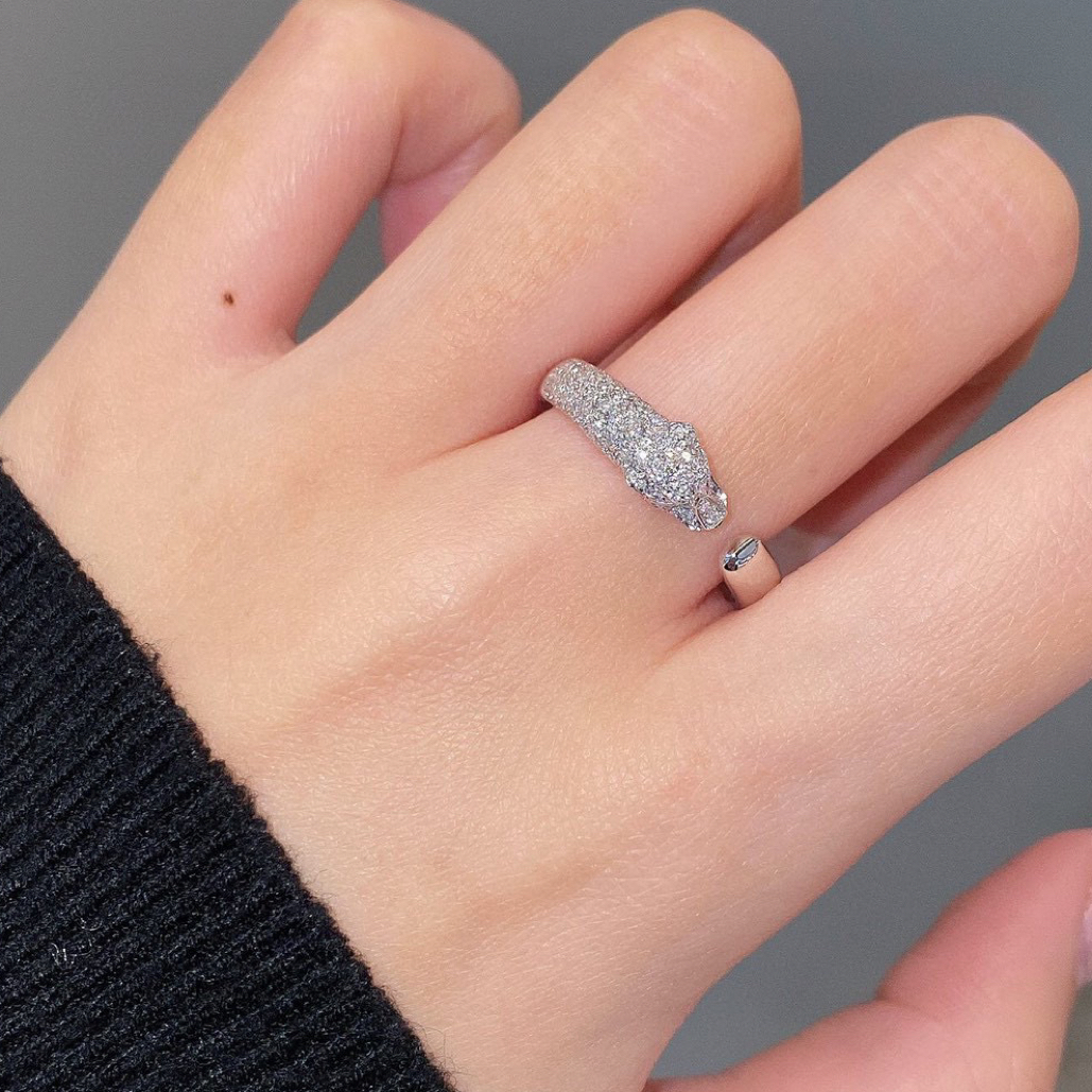 18k金白金色窄版半钻豹子头戒指18k金镶嵌天然钻石（5克左右）