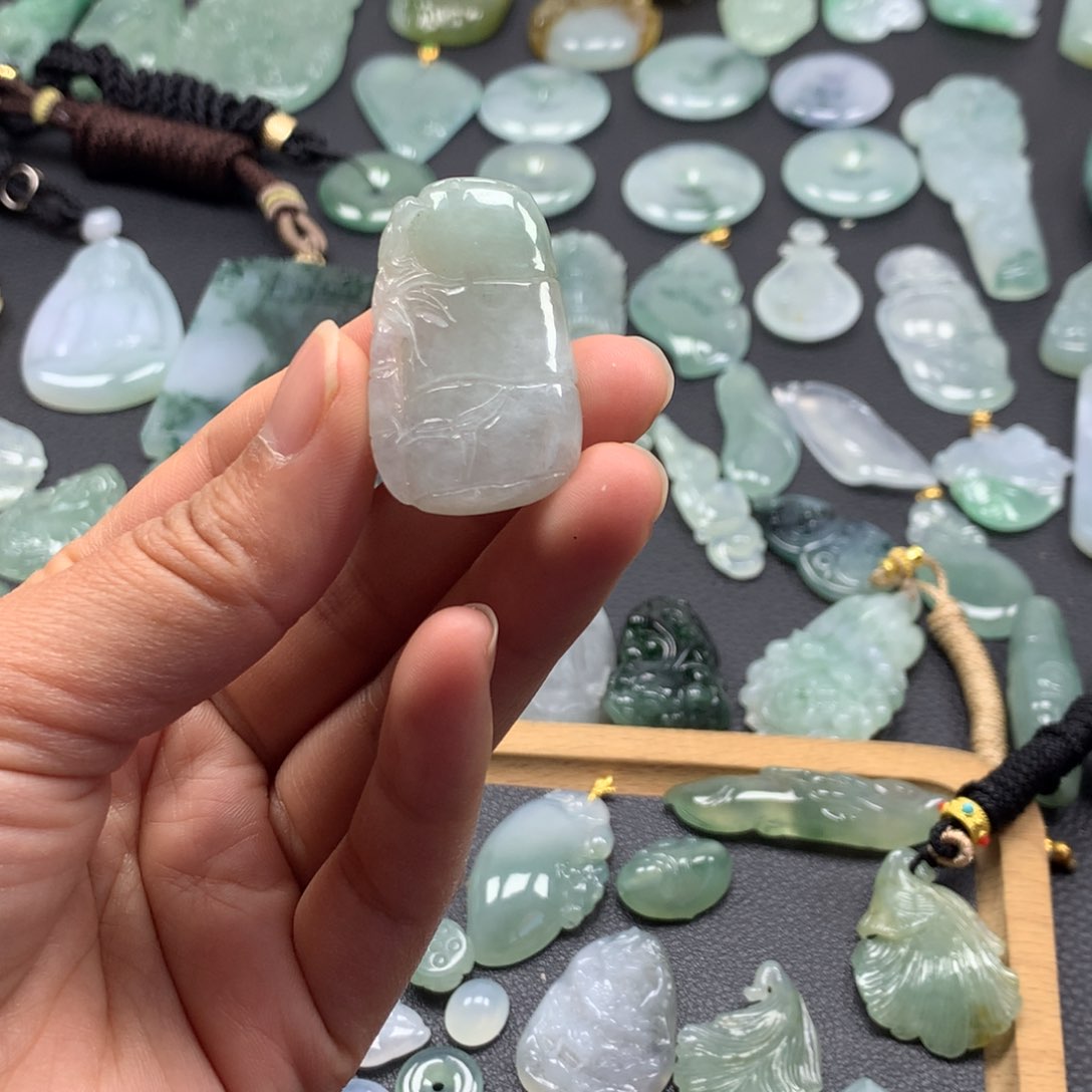 翡翠颈饰未镶嵌竹节