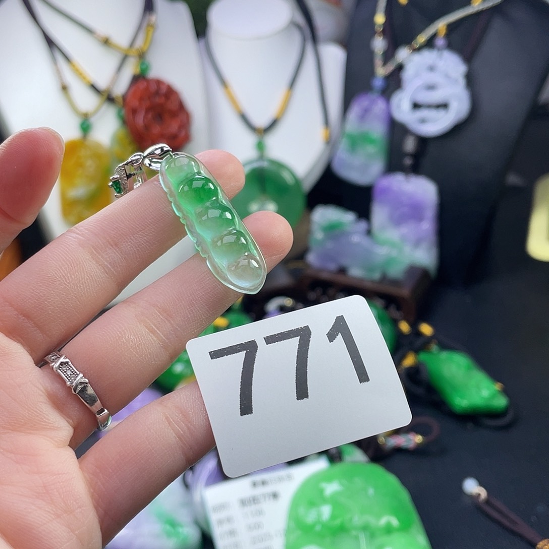 翡翠未镶嵌吊坠(赠链)