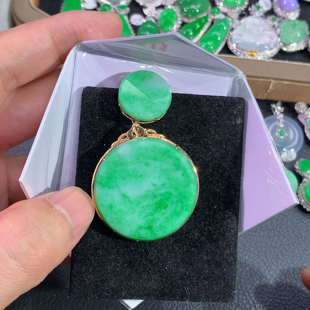 翡翠吊坠(赠链)18K金镶嵌