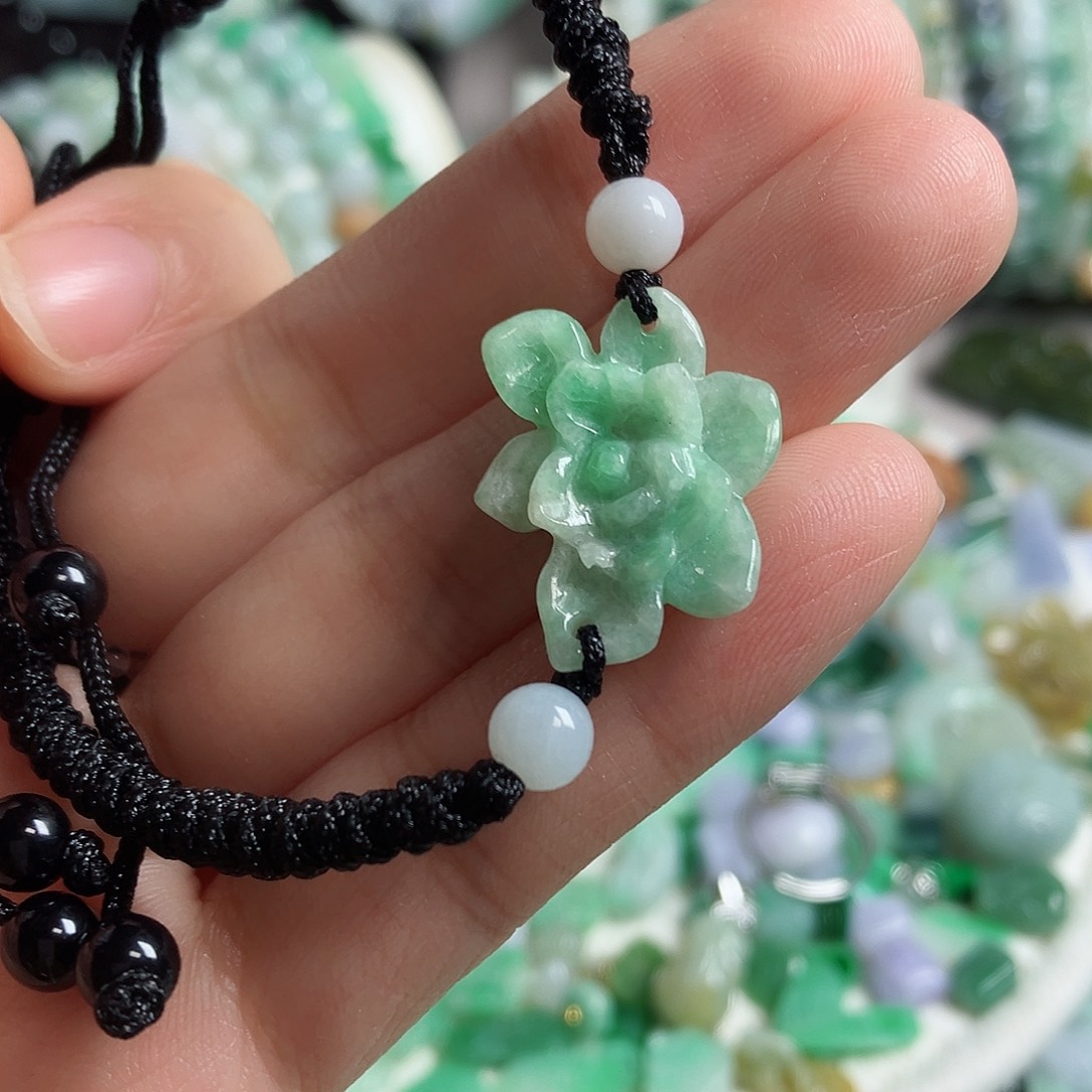 翡翠颈饰未镶嵌花手牌