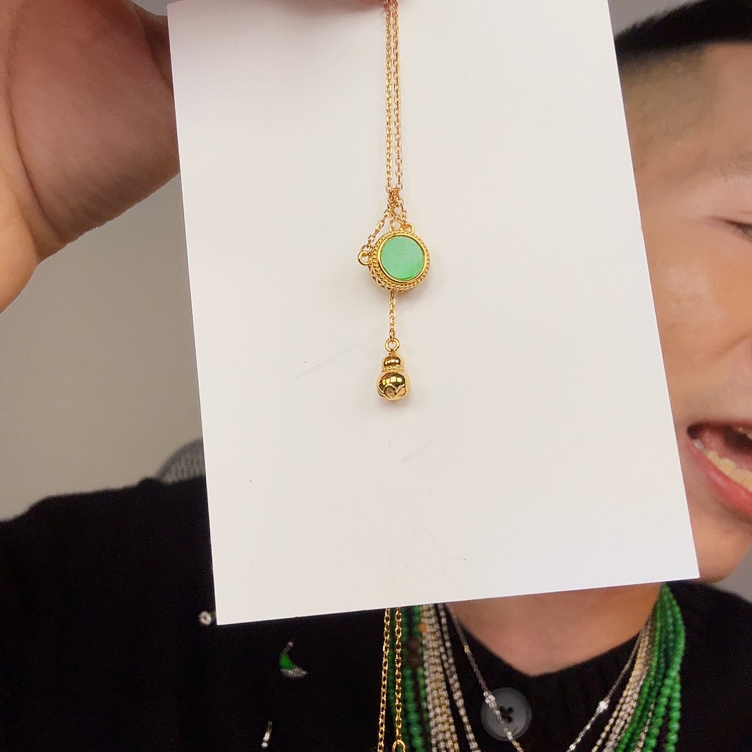 翡翠未镶嵌颈饰一件