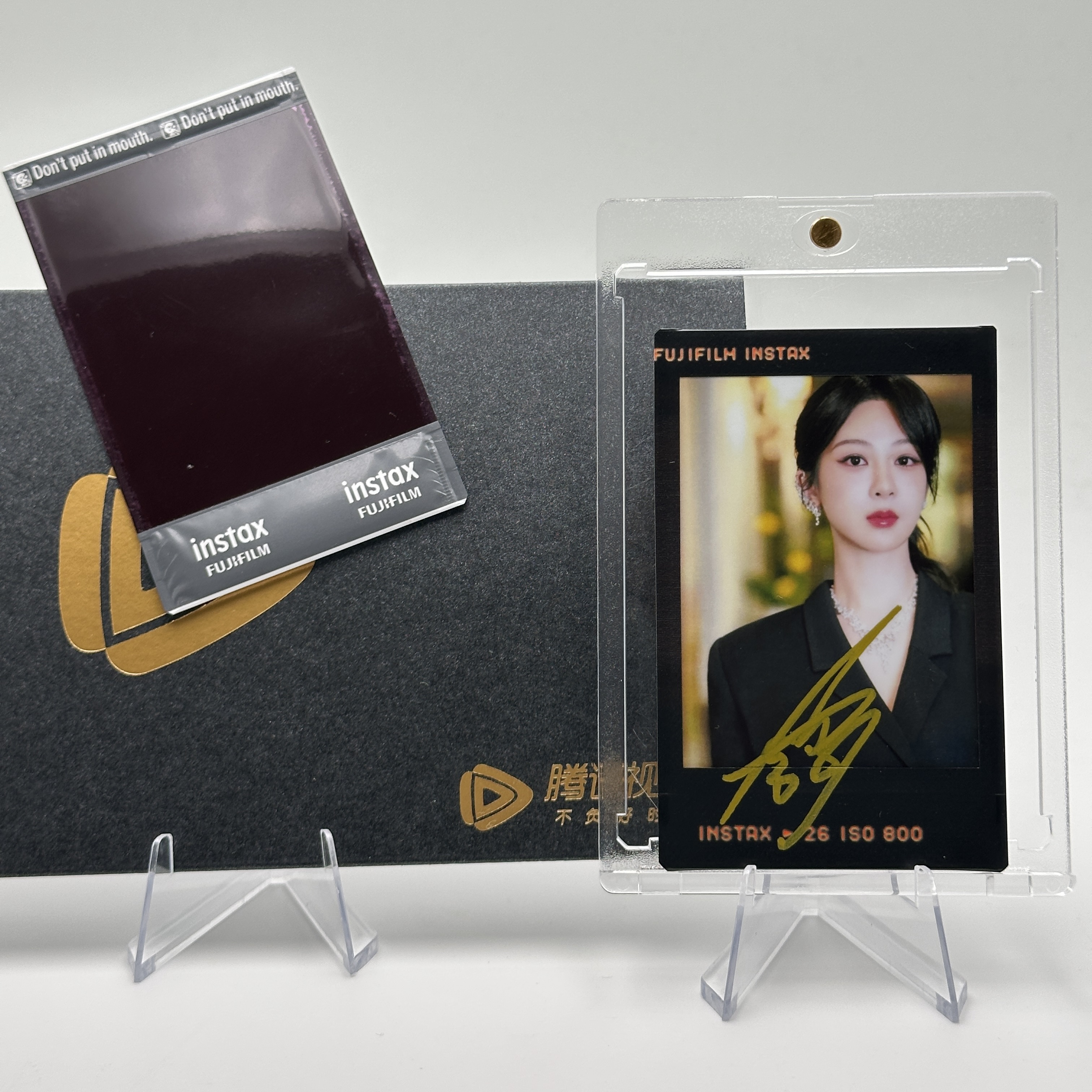 A876【杨紫】 签名正品拍立得照片 黑胶