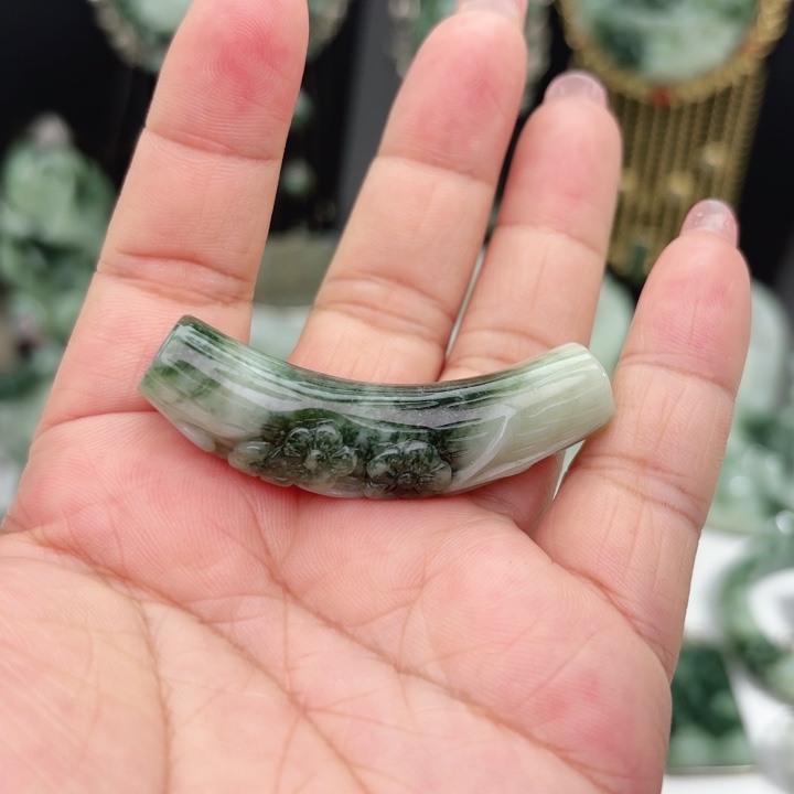 透闪石-蛇纹石玉未镶嵌颈饰