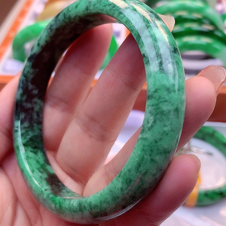 翡翠手镯未镶嵌翡翠