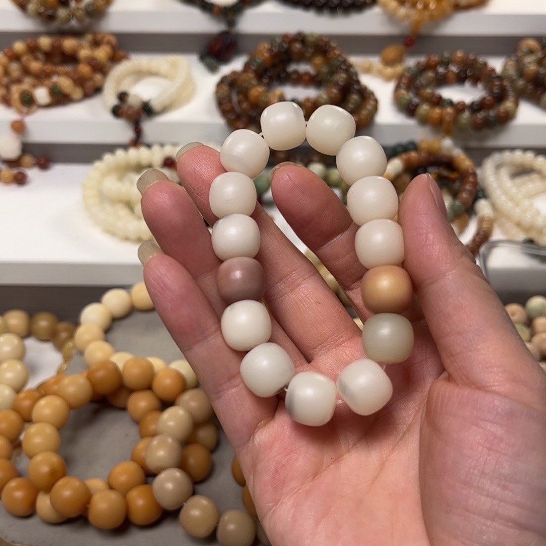 ****生白玉菩提吊坠奶白铜柱