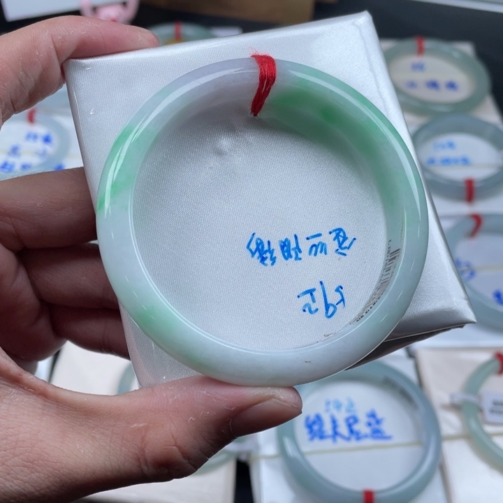 翡翠手镯未镶嵌金丝阳绿白底青59正