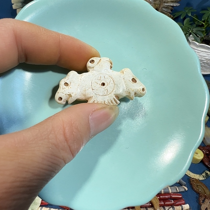 玉***间透闪石质玉未镶嵌挂件