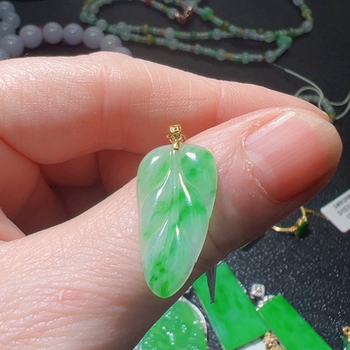 18K金镶嵌挂件翡翠