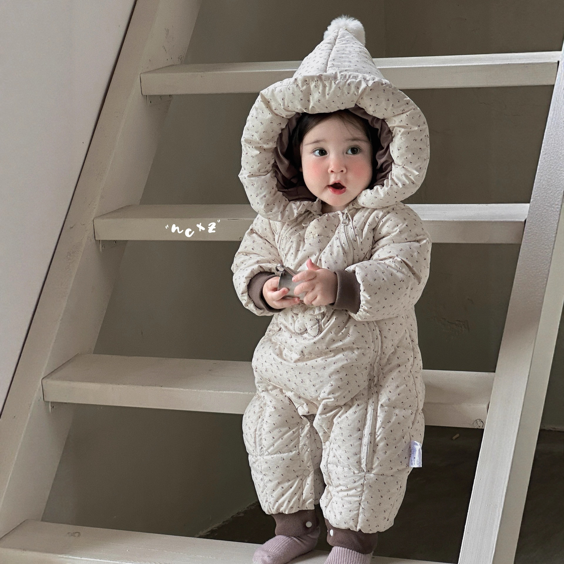 2025新款婴儿羽绒服连体衣女宝宝冬季白鸭绒外出服洋气公主保暖