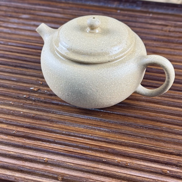 宜兴手工制作本绿紫砂壶