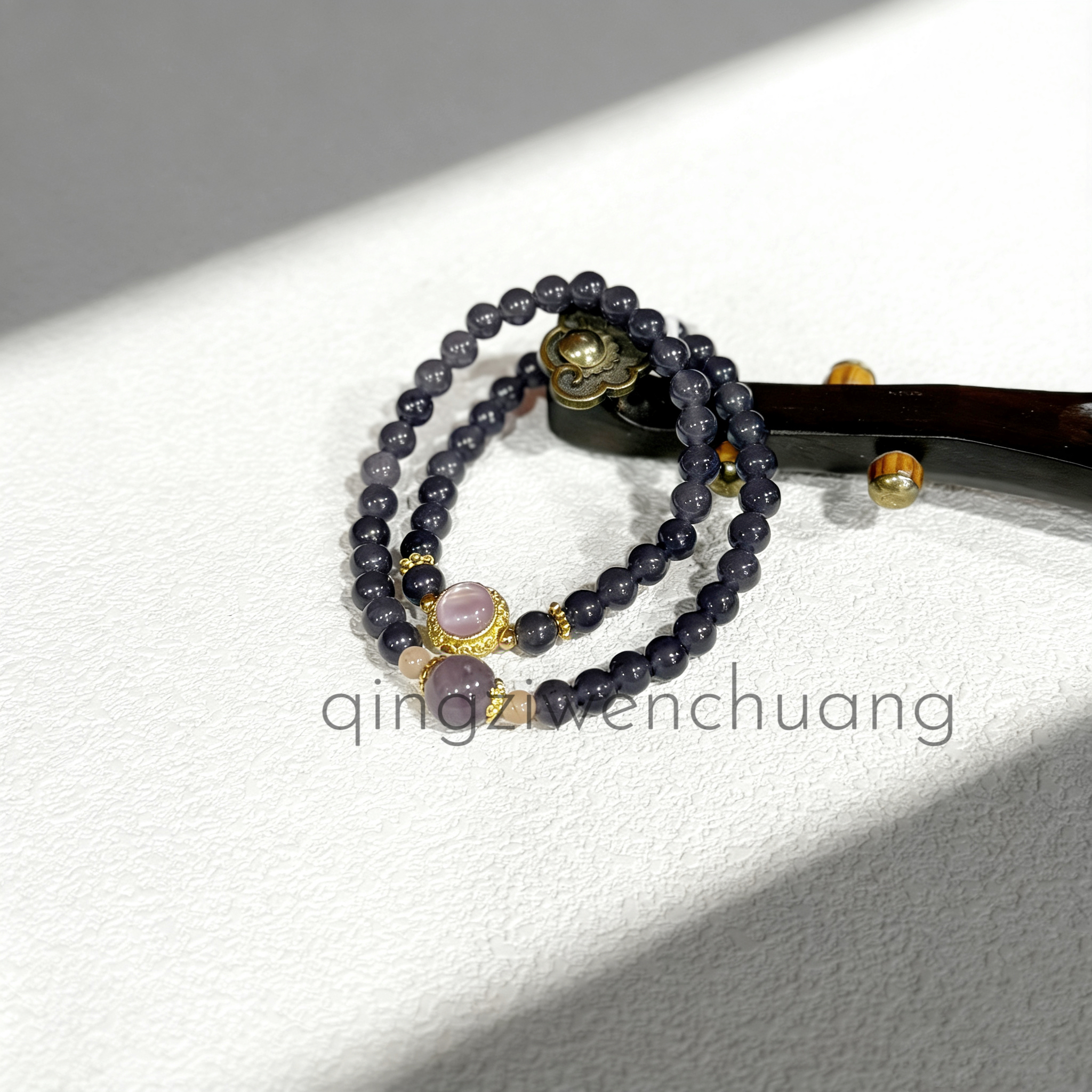 DL 1331-灰色双圈手串带紫宝石金色配饰