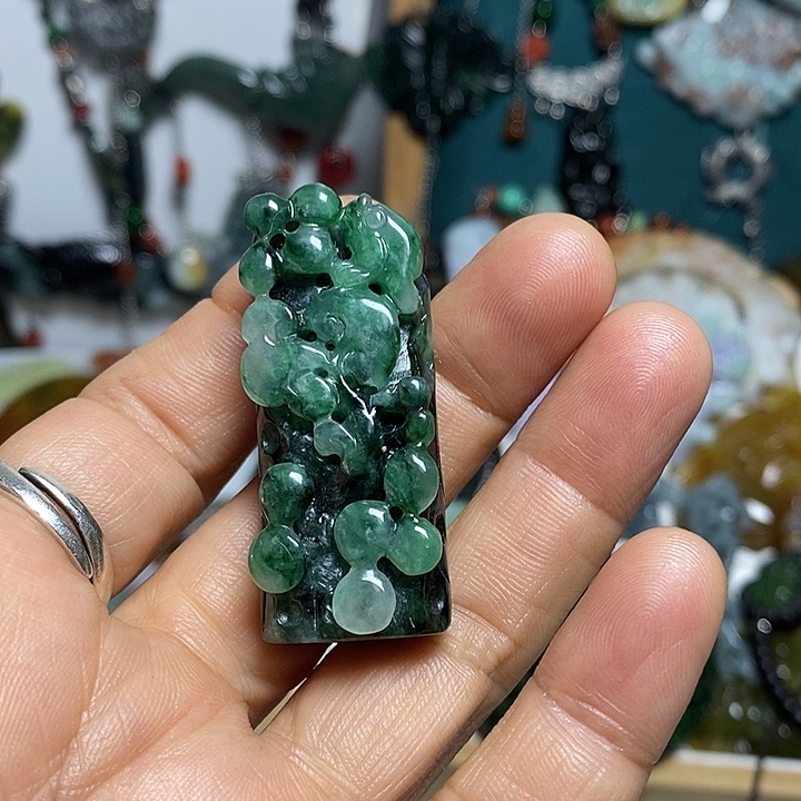 翡翠未镶嵌吊坠(赠链)