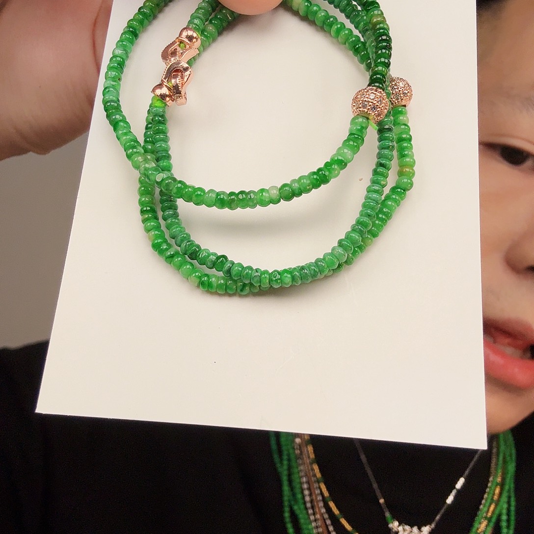 翡翠未镶嵌颈饰一件