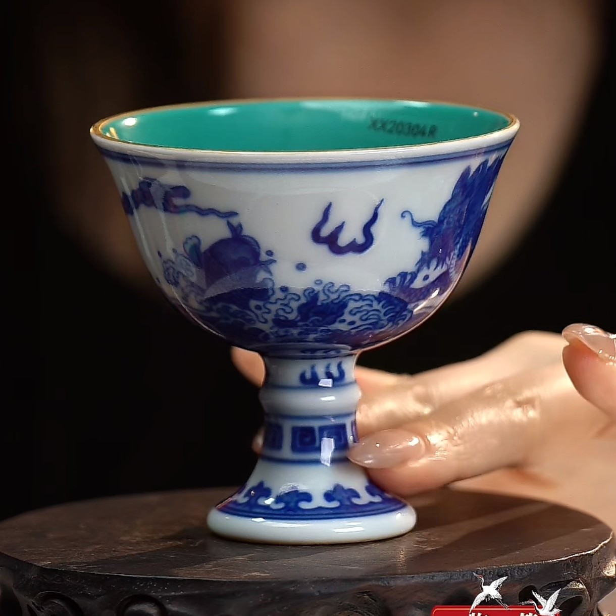 F内松石绿釉外青花鱼化龙纹高足杯